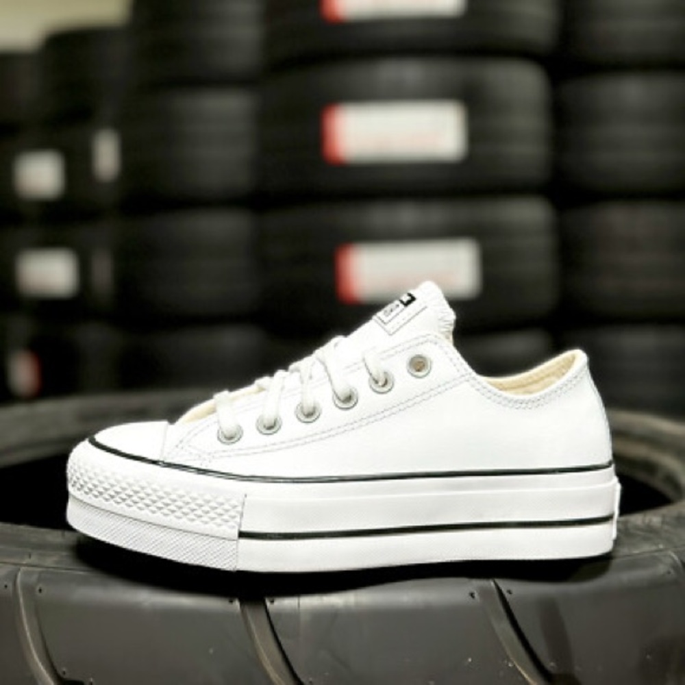 Classic White Low-Top Converse PLATFORM Sneakers SIZE 6.5 like new